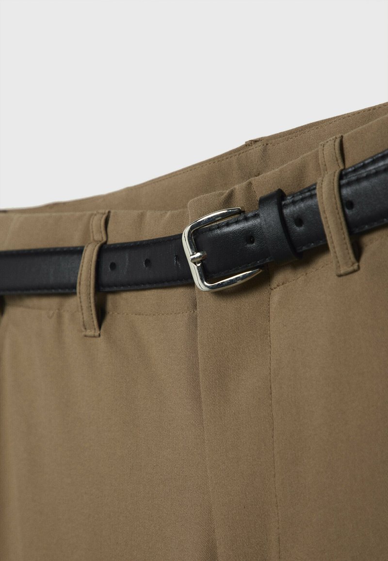 Pantaloni in tessuto marrone con una texture liscia, dotati di una cintura in pelle nera con fibbia argentata. La cintura include passanti.