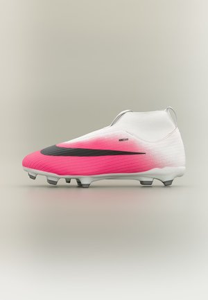 Chaussure de football blanche et rose avec le logo Nike noir et un col monté à la cheville, positionnée de profil sur un fond neutre.