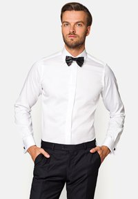 Biała formalna koszula z klasycznym kołnierzykiem, długimi rękawami i czarnym muszkietem. Posiada czarne spinki do mankietów oraz dopasowany krój.