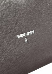 Braune, strukturiert Lederhandtasche mit dem "PATRIZIA PEPE"-Logo in Silber, darunter geprägt ein kleines Insektenmotiv.