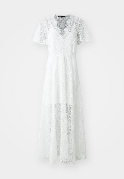 Abito bianco di pizzo con maniche corte, scollo a V e un design fluido. Presenta intricati motivi floreali e una finitura semi-trasparente.