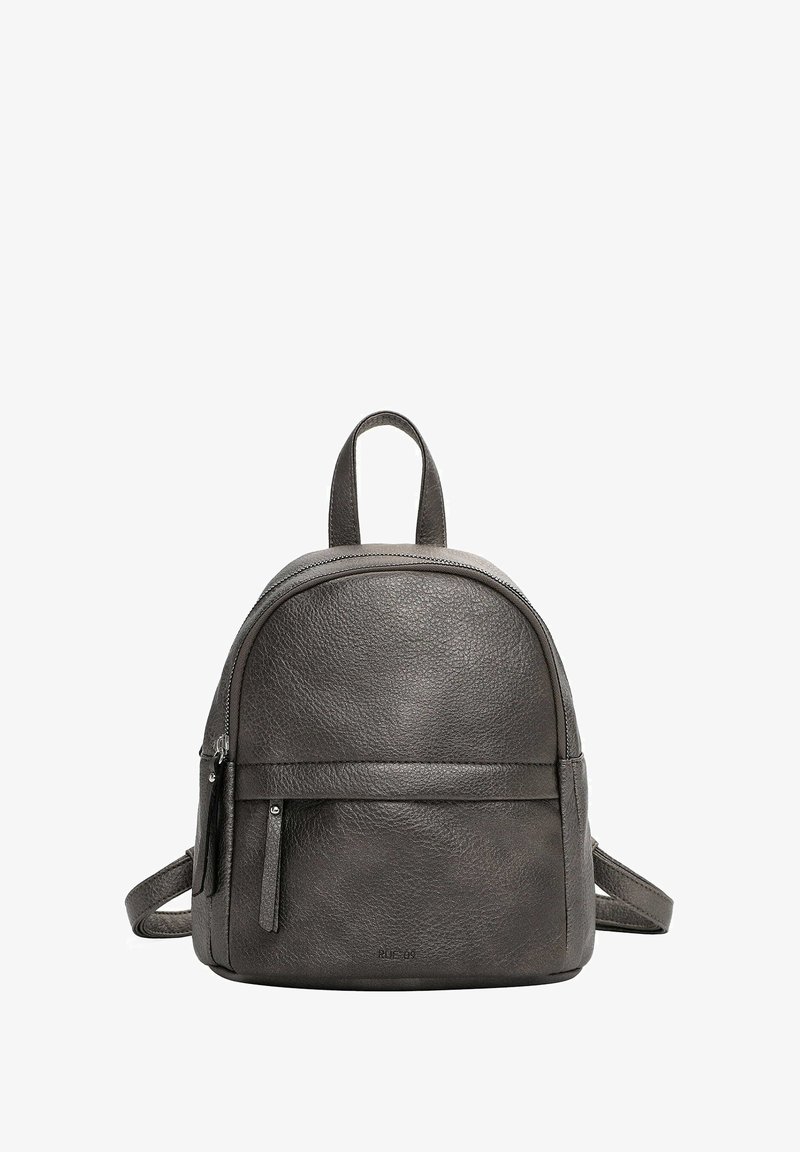 Hall hall leather backpack ümara kujuga, tekstuuriga pind, reguleeritavad rihmad ja eesmine tõmblukuga tasku lisafunktsionaalsuse jaoks.