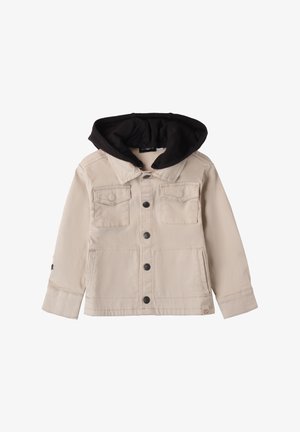 Beige denim jack met een zwarte capuchon, twee borstzakken, zilveren knopen en stikdetails. Zachte textuur en casual ontwerp.