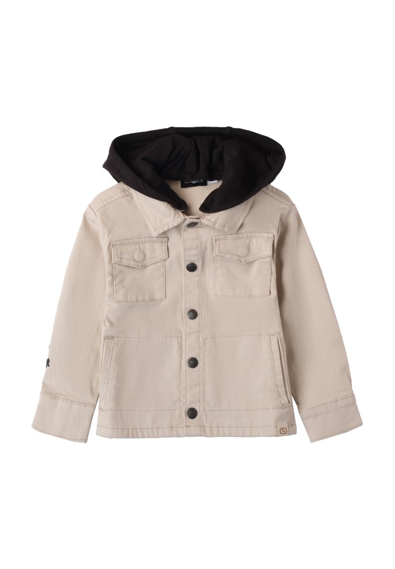 Chaqueta de mezclilla beige con capucha negra, dos bolsillos en el pecho, botones plateados y detalles de costura. Textura suave y diseño casual.