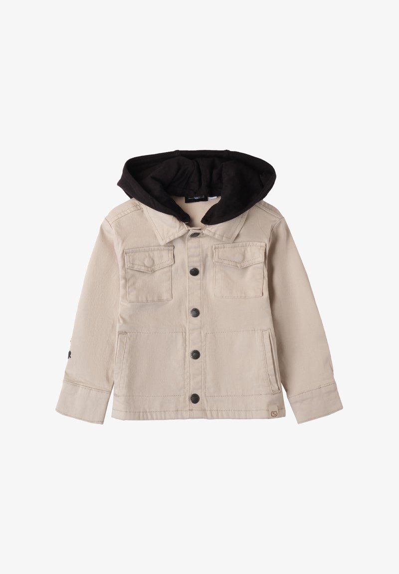 Chaqueta de mezclilla beige con capucha negra, dos bolsillos en el pecho, botones plateados y detalles de costura. Textura suave y diseño casual.