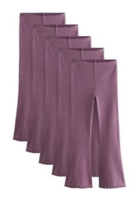 Cinq pantalons à jambes larges en maille côtelée mauve empilés en diagonale, avec des tailles élastiques et des ourlets ondulés.