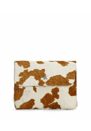 Bruine en witte koeienhuid clutch met een zilverkleurige, stervormige sluiting op de voorflap, geplaatst tegen een effen witte achtergrond.