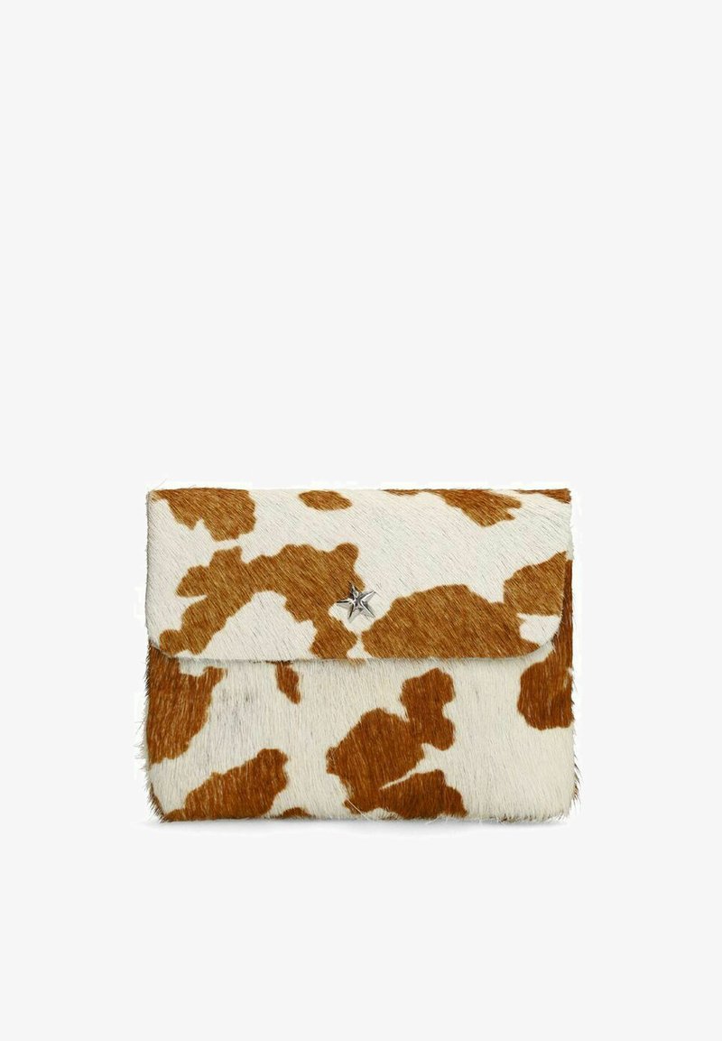 Pochette en cuir de vache marron et blanc avec une fermeture argentée en forme d'étoile sur le rabat avant, posée sur un fond blanc uni.