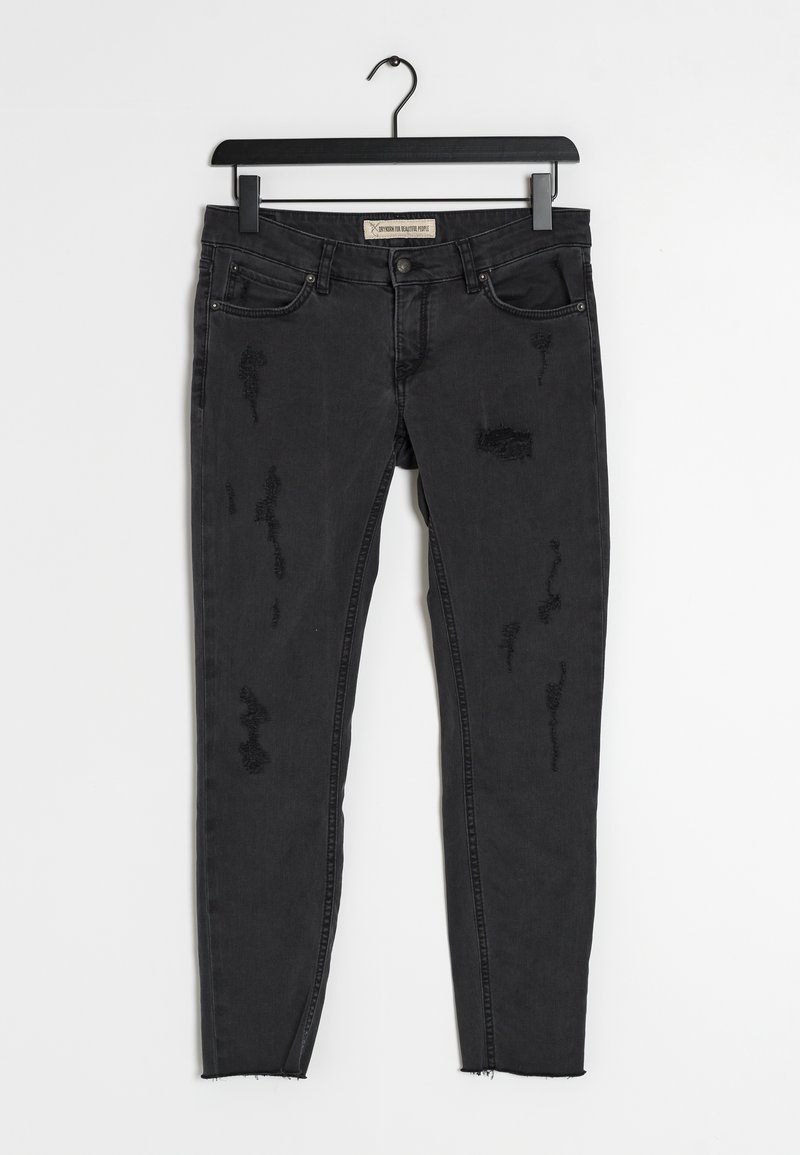 Jeans skinny de denim negro con detalles desgastados, presentan un estilo de cinco bolsillos, una cintura recta y dobladillos sin terminar para un look moderno.