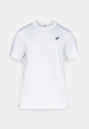 T-shirt de sport blanc en tissu léger et respirant. Doté de manches courtes, d'un col rond et d'un petit logo bleu marine sur la poitrine.