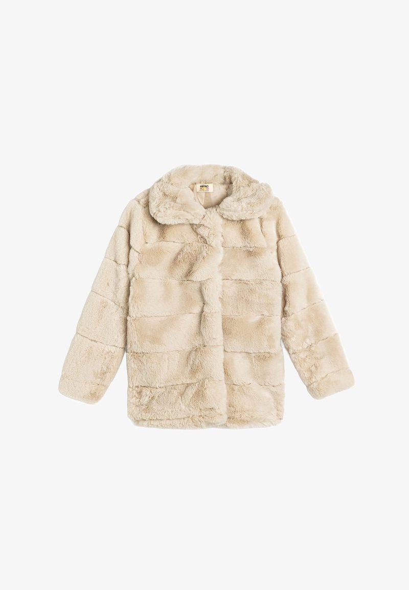 Beige nepbontjas met een kraag, voorzien van een verticale gestreepte print. Lange mouwen en een knoopsluiting aan de voorkant. Zachte textuur.