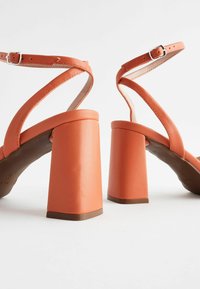 Next FOREVER COMFORT® JEWEL FLOWERS BLOCK HEEL REGULAR FIT - Sandalai - orange