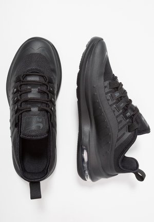 Paire de baskets noires de sport avec tissu en mesh, semelle épaisse amortie, coussin d’air visible au talon et languettes sur fond blanc.