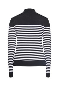 Maglione a righe bianche e nere con collo alto. Texture lavorata a maglia, design aderente e dettagli neri solidi sui polsini e sull'orlo.