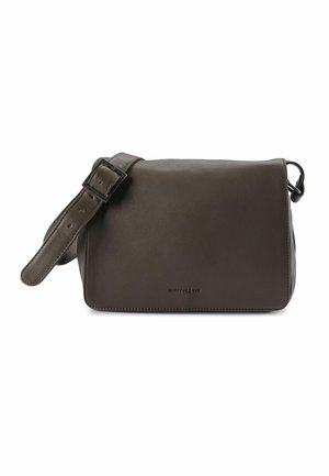 Braune Leder-Umhängetasche mit rechteckiger Form, verstellbarem Riemen und glatter Textur. Auf der Vorderseite prangt ein eingeprägtes Logo.