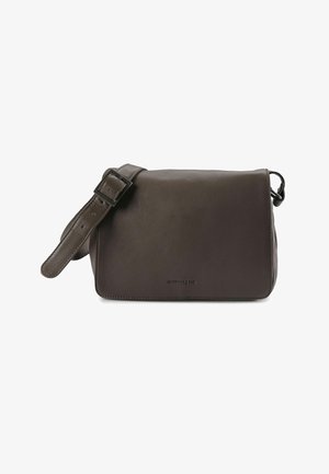 Braune Leder-Umhängetasche mit rechteckiger Form, verstellbarem Riemen und glatter Textur. Auf der Vorderseite prangt ein eingeprägtes Logo.