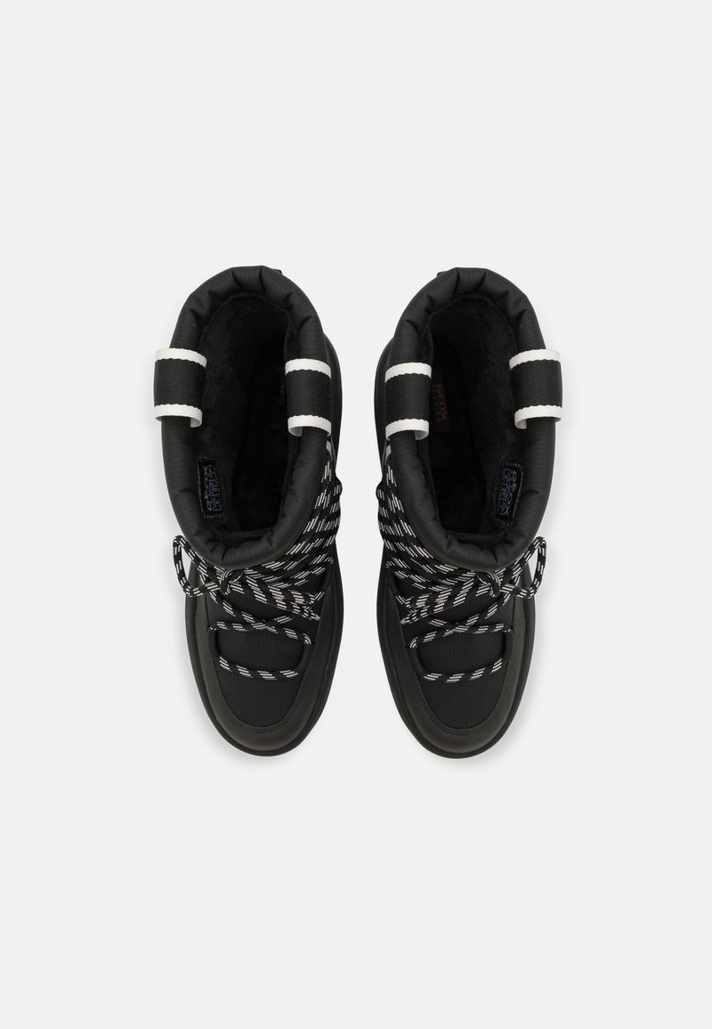 Czarne wodoodporne buty z teksturowaną cholewką, białą podszewką i wzorzystymi sznurowadłami. Zawierają dwie materiałowe pętle na górze ułatwiające zakładanie.