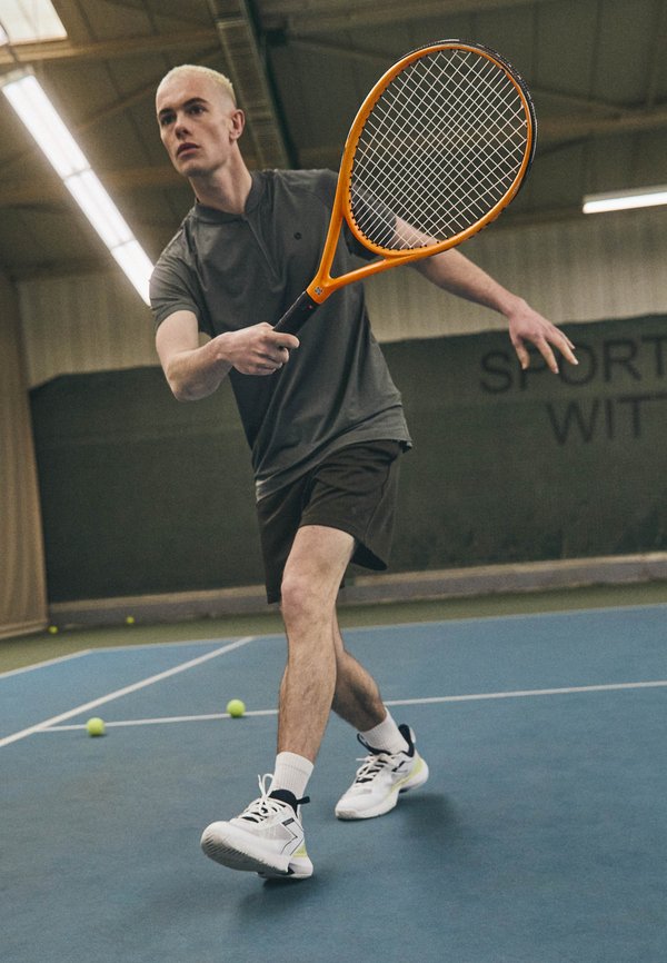 ESSENTIAL ACTIVE SHORTS - Sports shorts - peat2