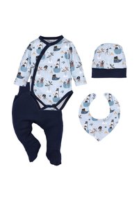 Sættet inkluderer en lyseblå bodysuit med dyremønstre, marineblå bukser, en matchende hat og en mønstret babysmæk, alt sammen i blødt bomuldsstof.