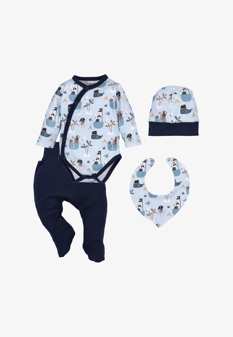 Sættet inkluderer en lyseblå bodysuit med dyremønstre, marineblå bukser, en matchende hat og en mønstret babysmæk, alt sammen i blødt bomuldsstof.