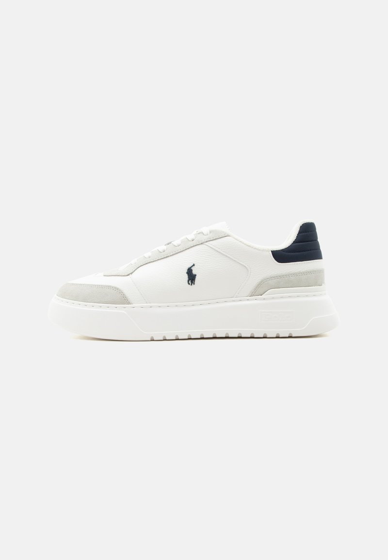 Λευκό sneaker χαμηλού προφίλ με μαύρη ταμπέλα στη φτέρνα, γκρι σουέτ λεπτομέρειες, παχιά σόλα και μαύρο λογότυπο Polo στην εξωτερική πλευρά.