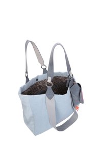 Borsa a spalla azzurra chiaro con manici grigi, fodera interna a motivo e una piccola pochette staccabile con un dettaglio rosa.