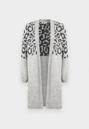 Cardigan en tricot gris avec des manches longues et un devant ouvert. Présente un motif léopard noir sur la partie supérieure. Texture douce.