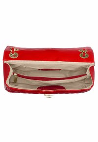 Borsa a tracolla in pelle sintetica rossa con una texture liscia, dotata di accessori in tonalità oro, una tasca interna con zip e una fodera beige.