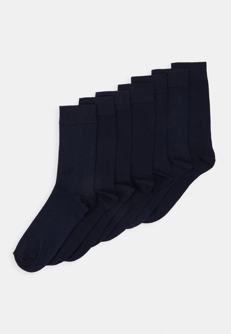 Set van zeven paar donker blauwe sokken. Glad textuur, lengte tot de midden van de kuit, verstevigde hak en teen. Eenvoudig, uniform ontwerp.