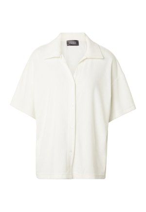 Chemise blanche à manches courtes boutonnée avec un large col et des côtes verticales texturées.