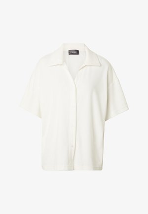 Chemise blanche à manches courtes boutonnée avec un large col et des côtes verticales texturées.