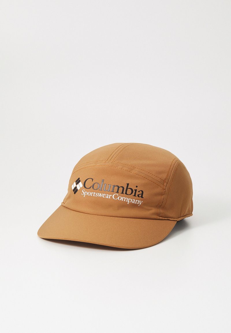 Barna Columbia Sportswear sapka, puha anyagból, ívelt ernyővel, középen elhelyezett fekete és kék logóval, lapos varrásokkal, szabadtéri tevékenységekhez tervezve.