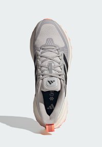 Lys grå atletiksko lavet af mesh og syntetiske materialer, med sorte accenter, teksturerede såler og en lys koralfarvet hælklap.