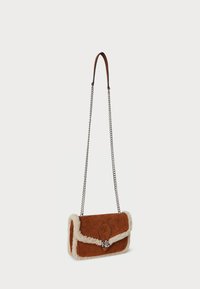 Borsa a tracolla in suede marrone con bordo in pelliccia crema, catena in argento e dettaglio del logo in rilievo sul davanti. Forma rettangolare compatta.