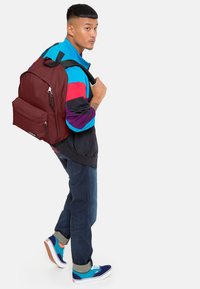 Eastpak OUT OF OFFICE - Dagryggsäck - brisk burgundy