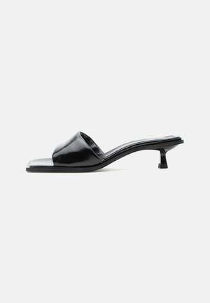 Sabot din piele lacuită neagră, cu vârf decupat și toc mic tip kitten, cu o baretă lată peste degete, prezentat în profil lateral pe un fundal simplu.
