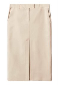 Jupe beige longueur genou en tissu lisse, avec un pli sur le devant, deux poches latérales et une ceinture classique avec passants pour ceinture.