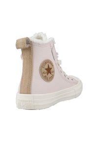 Zapatillas altas de cuero rosa con forro de piel de oveja, acento de ante beige, logotipo redondo icónico y suela de goma blanca.