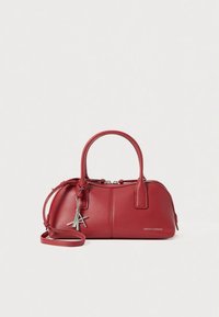 Rød lædertaske med en struktureret form, dobbelt håndtag, aftagelig rem og lynlås lukning. Har en mærkevedhæng og subtil tekstur.