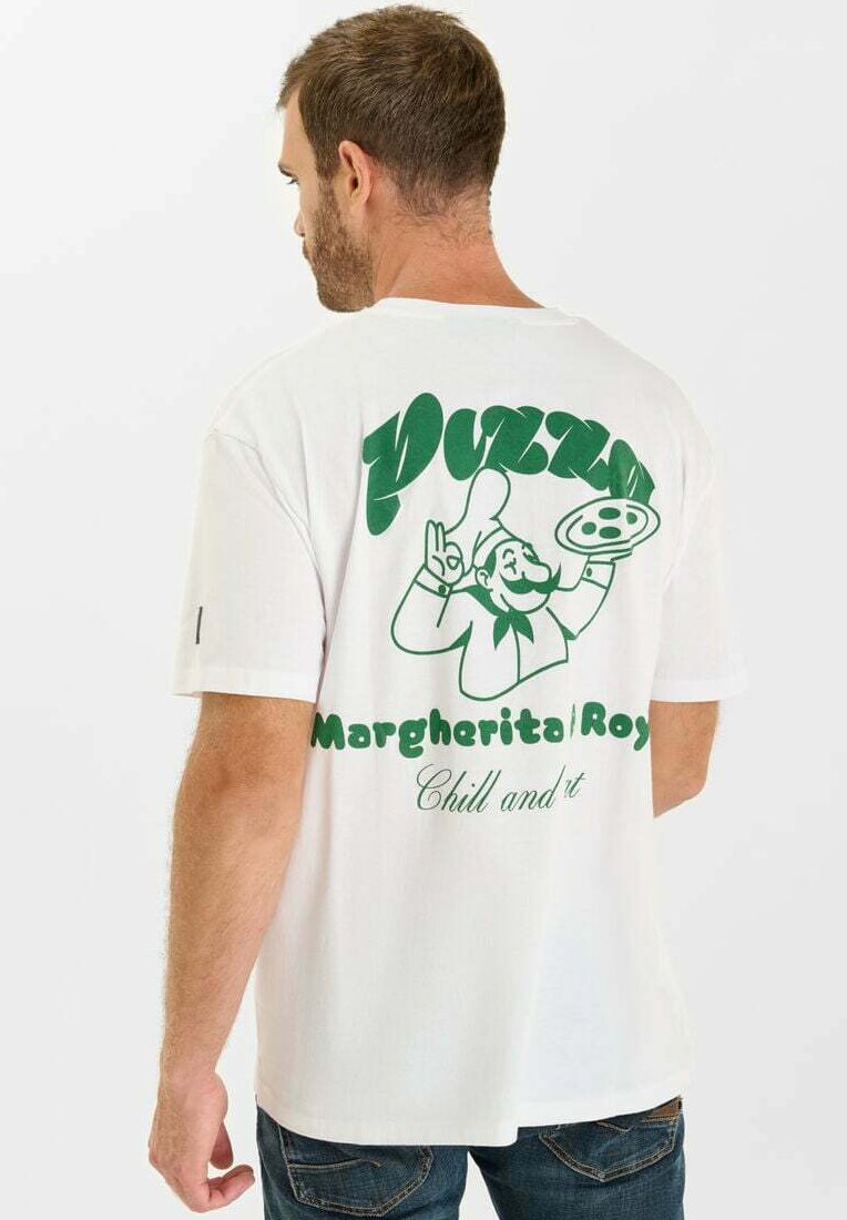 Witte katoenen t-shirt met groene grafische tekst en een pizza chef illustratie op de achterkant. Korte mouwen en een relaxte pasvorm.