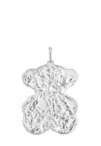 Pendentif en argent en forme d'ours, avec une surface texturée et une finition brossée. Comprend une boucle pour l'attacher.