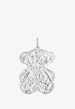 Pendentif en argent en forme d'ours, avec une surface texturée et une finition brossée. Comprend une boucle pour l'attacher.