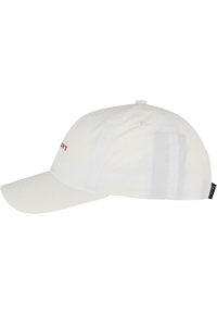 Hvit baseballcaps med buet skygge, med rød broderte tekst. Laget av lett stoff, med en jevn tekstur og minimalistisk design.