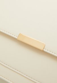 Anna Field Skulderveske - off-white