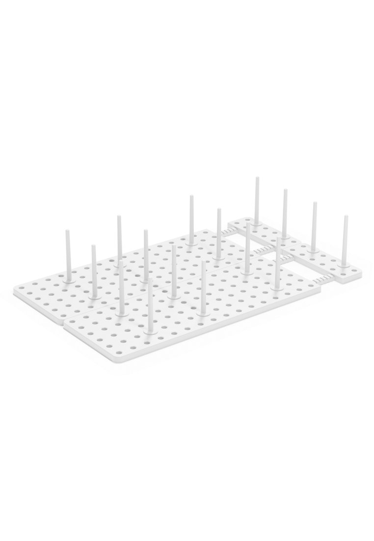 Biały panel perforowany z wieloma otworami i pionowymi kołkami. Prostokątny kształt o różnych wysokościach i układach do organizacji.
