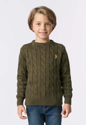 Maglione in maglia a treccia verde oliva con scollo rotondo, caratterizzato da polsini e orlo a costine, e un piccolo logo ricamato sul petto.