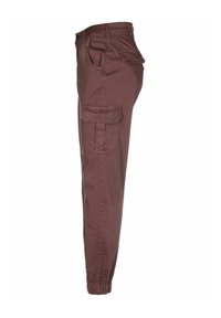 Pantalon cargo marron avec poignets élastiques, poche à rabat latérale, poche avant et poche arrière à rabat, vu de côté gauche.