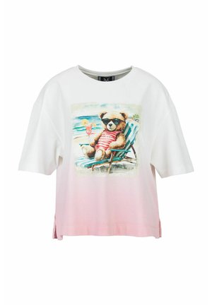 Witte en roze gradient T-shirt met korte mouwen, voorzien van een berenillustratie in een zonnebril, zittend in een strandstoel en een drankje vasthoudend.
