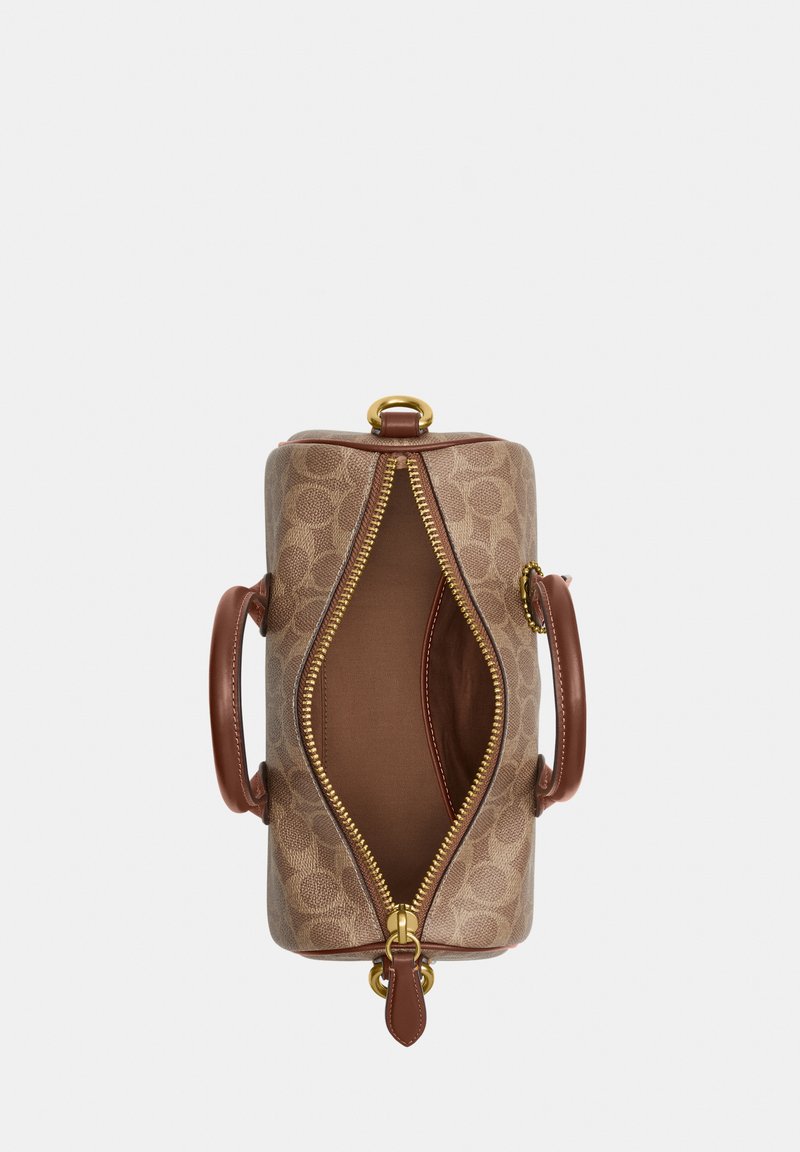 Bolso marrón con estampado, cremallera dorada abierta, dos asas de cuero y un interior espacioso visible sobre un fondo liso.