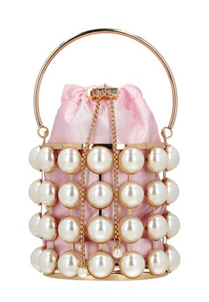 Mała różowa torebka typu wiaderko z satyny ze złotą ramą, dużymi sztucznymi perłami, złotym łańcuszkiem do ściągania i okrągłą złotą rączką.